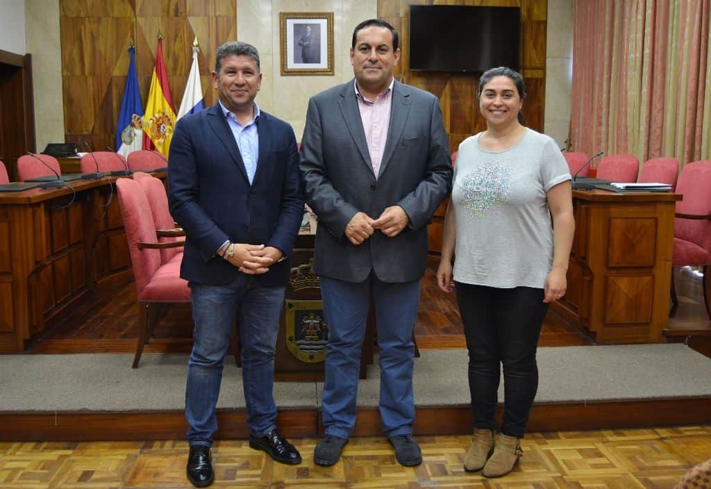 Cabildo, Ayuntamiento y Gobierno de Canarias se comprometen con la instalación de una grúa para embarcaciones pesqueras en Fuencaliente